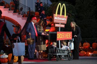 Trump trabajó en una freidora de McDonald's para una sesión fotográfica de campaña el año pasado